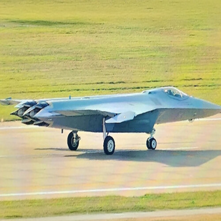 Se consideraba al J-20 como el principal activo furtivo de Pekín, pero las recientes imágenes del J-50 revelan que se desarrollaba un proyecto adicional.