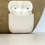 No es sorprendente que los auriculares con mayores ventas en Amazon correspondan a los AirPods de Apple, que lideran de manera dominante el mercado.
