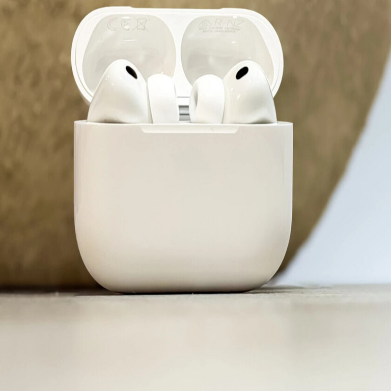No es sorprendente que los auriculares con mayores ventas en Amazon correspondan a los AirPods de Apple, que lideran de manera dominante el mercado.