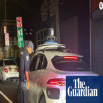 Policía de California desconcertada al intentar sancionar a vehículo autónomo por maniobra de giro en U ilegal.