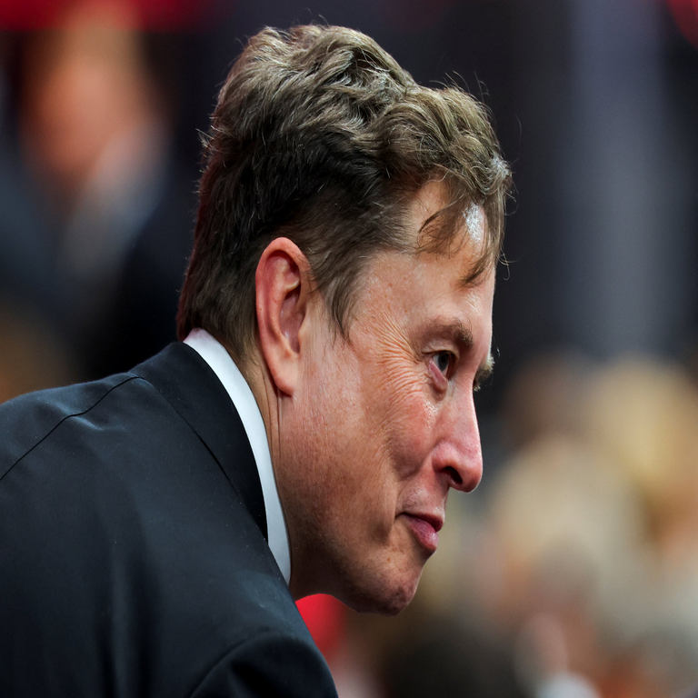 Elon Musk revela la creación de Grokipedia como iniciativa para competir directamente con Wikipedia.