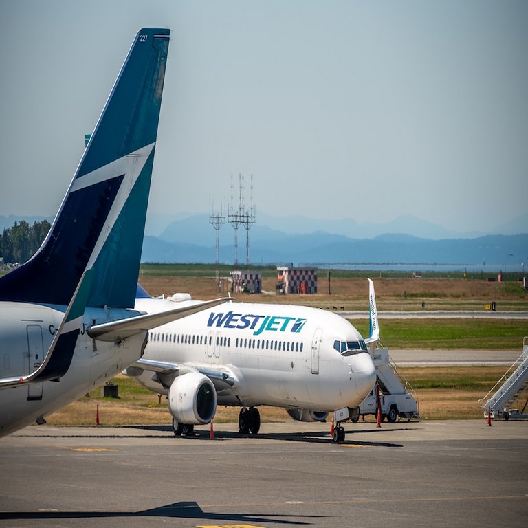 La aerolínea canadiense WestJet informa que hackers han robado datos de clientes.