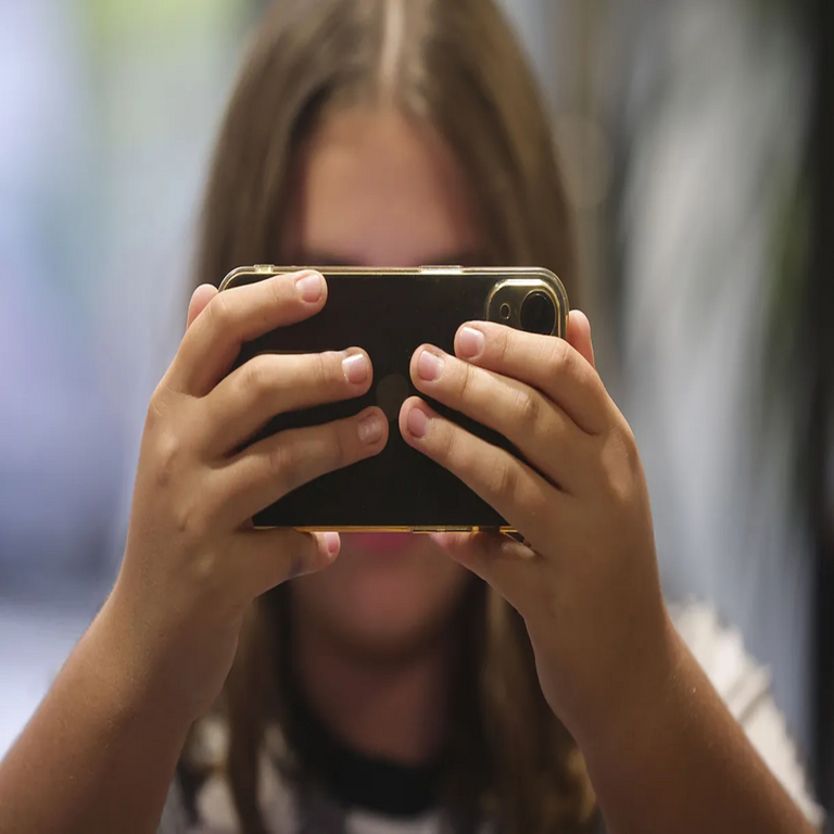 Investigación demuestra que los niños con supervisión parental en sus dispositivos móviles logran un mejor descanso y rendimiento académico.