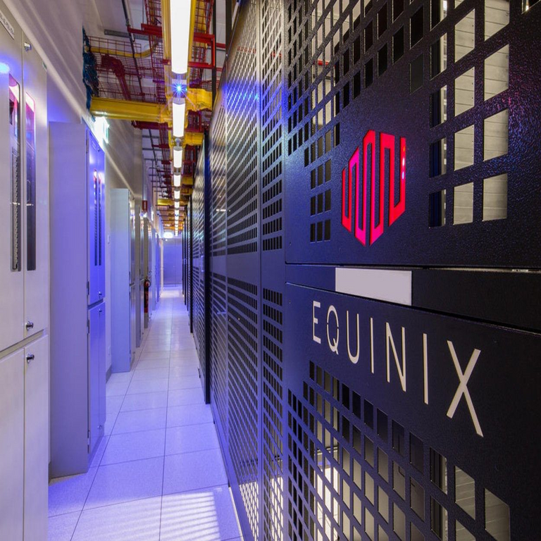 Los españoles se posicionan como los europeos más optimistas en cuanto a la inteligencia artificial, según Equinix.