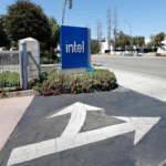Las acciones de Intel registran un notable ascenso en la bolsa bursátil ante la eventual integración de AMD como cliente en su segmento de fabricación.