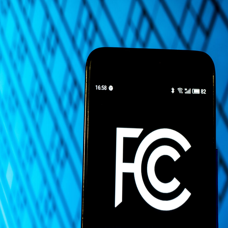 La FCC propone disminuir las regulaciones estatales para acelerar el despliegue de torres de telefonía celular.