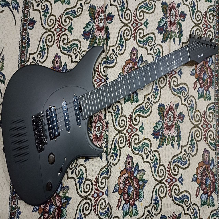 Enya Inspire: guitarra eléctrica inteligente de fibra de carbono diseñada para entusiastas tecnológicos.