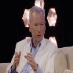 El ex CEO de Google sostiene que la ventaja competitiva de China reside en la continua implementación del modelo 996, ya que para lograr el éxito es imprescindible asumir sacrificios.