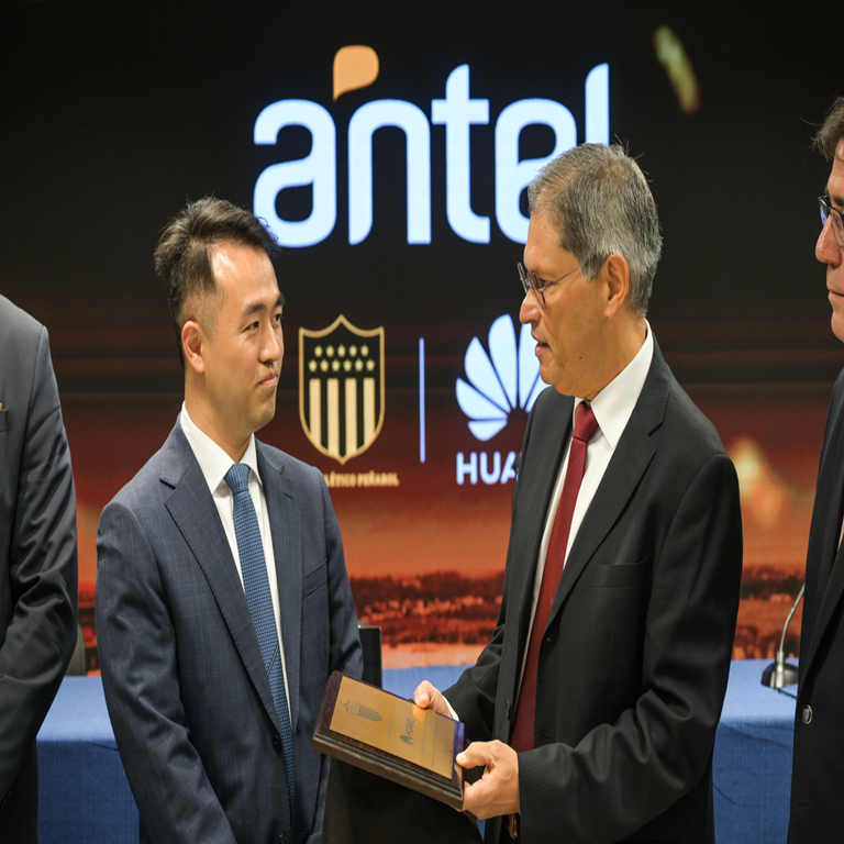 Antel Uruguay y Huawei inauguran infraestructura 5G en el estadio del club Peñarol.