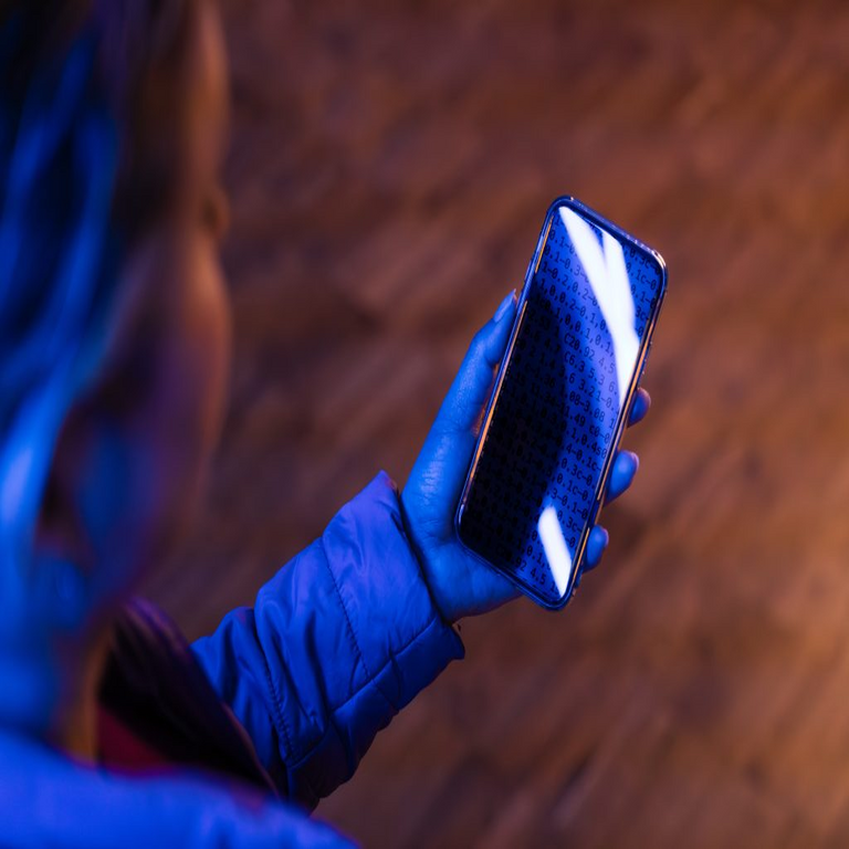 El cyberflashing se convertirá en delito prioritario en el Reino Unido: las plataformas deberán impedir la difusión de imágenes sexuales no solicitadas.