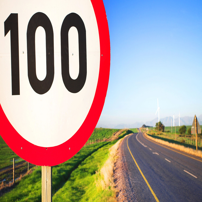 La Dirección General de Tráfico establece los 100 km/h como el nuevo límite máximo de velocidad en autovías y autopistas, sin alterar el código de circulación.