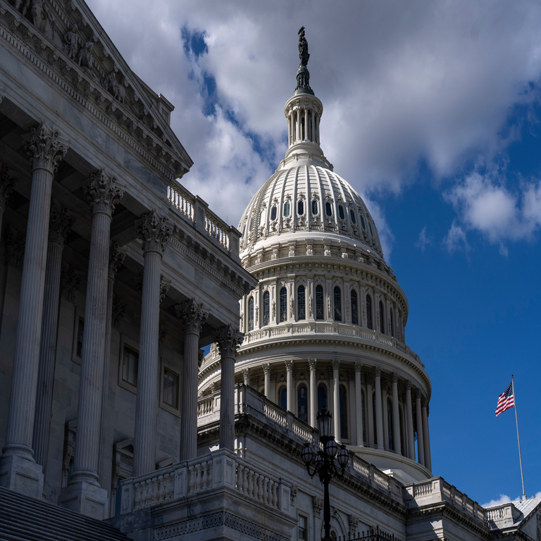 Republicanos y demócratas protagonizan un enfrentamiento digital mediante memes en torno al cierre del gobierno federal de Estados Unidos.