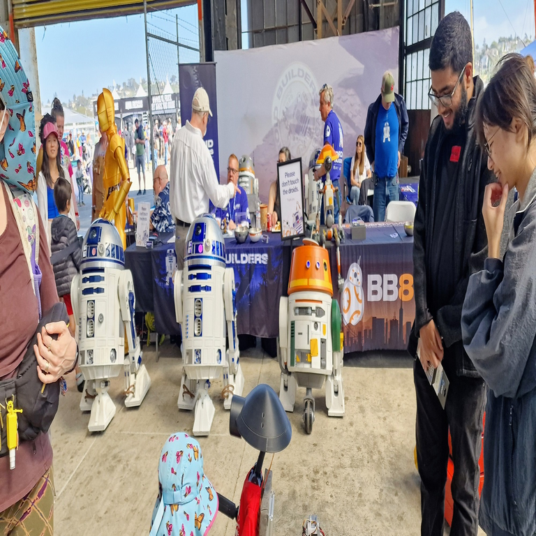 Robots inspirados en «Star Wars» en una base militar abandonada en Vallejo: reportaje fotográfico.