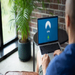 ¿Qué acciones debo tomar si, al emplear una VPN, una plataforma detecta su uso y restringe el acceso?