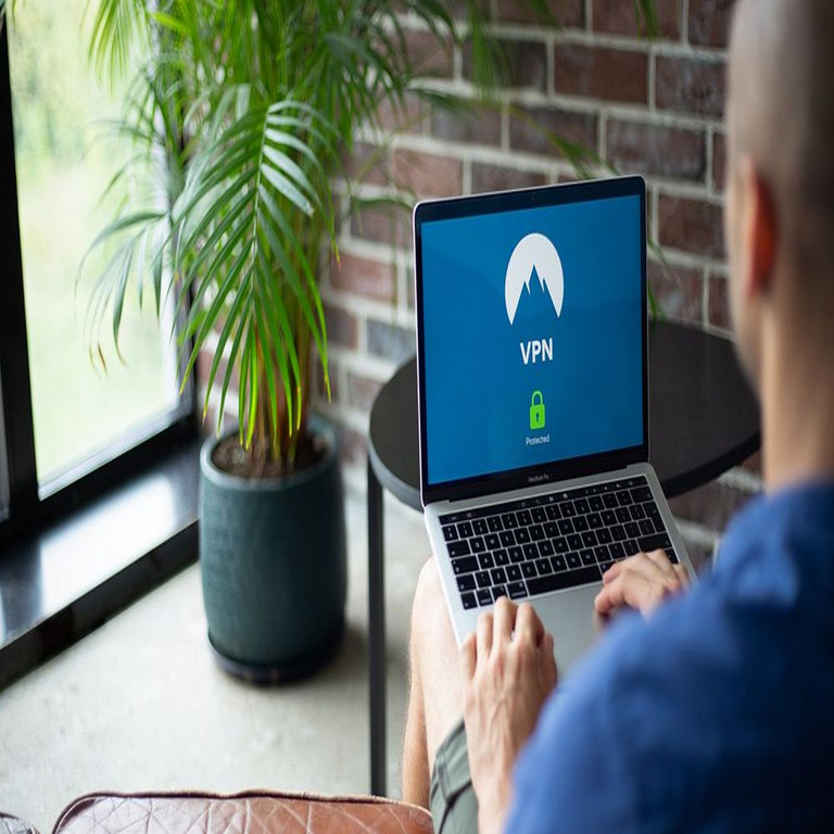 ¿Qué acciones debo tomar si, al emplear una VPN, una plataforma detecta su uso y restringe el acceso?