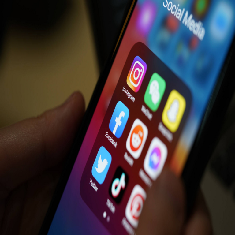 El CEO de Instagram aclara las acusaciones sobre el uso del micrófono del dispositivo móvil: “Se activaría un indicador lumínico en el borde superior de la pantalla”.