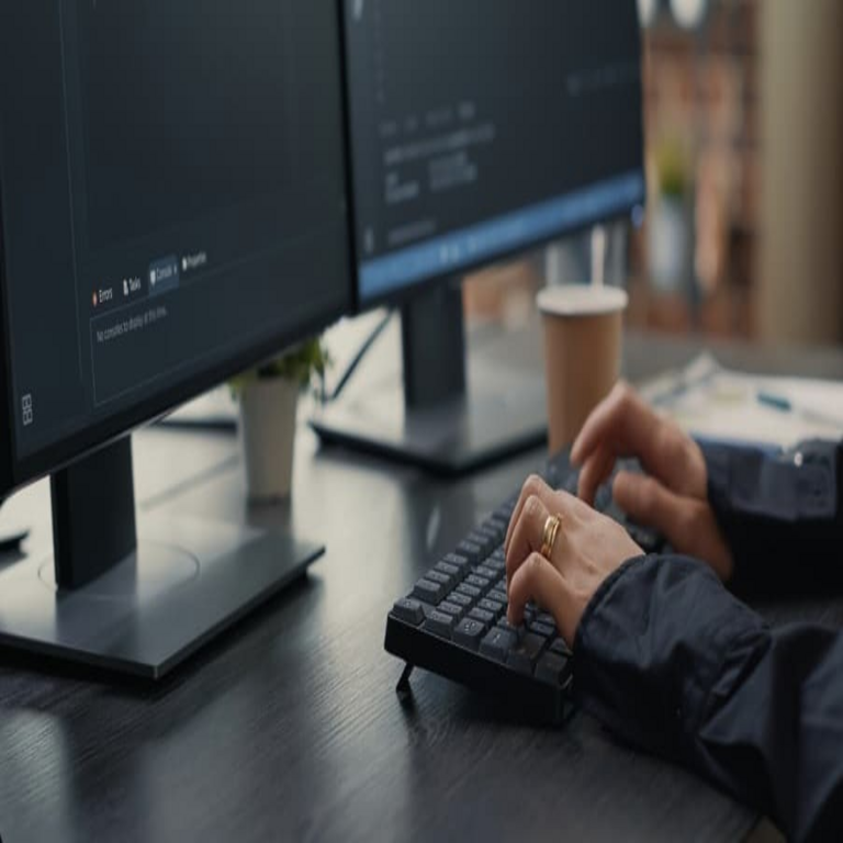 ¿De qué forma se previene la falsificación de los registros horarios mediante inteligencia artificial y blockchain?