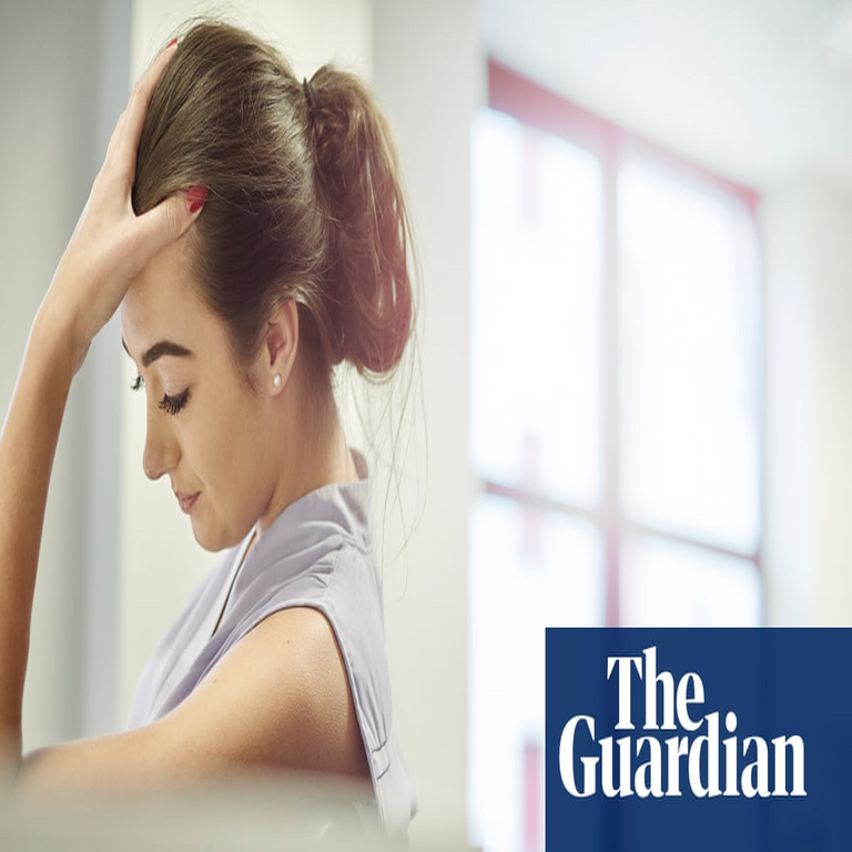 La Generación Z enfrenta un «apocalipsis laboral» a medida que las empresas globales priorizan la inteligencia artificial sobre la contratación de nuevos empleados, según un informe.