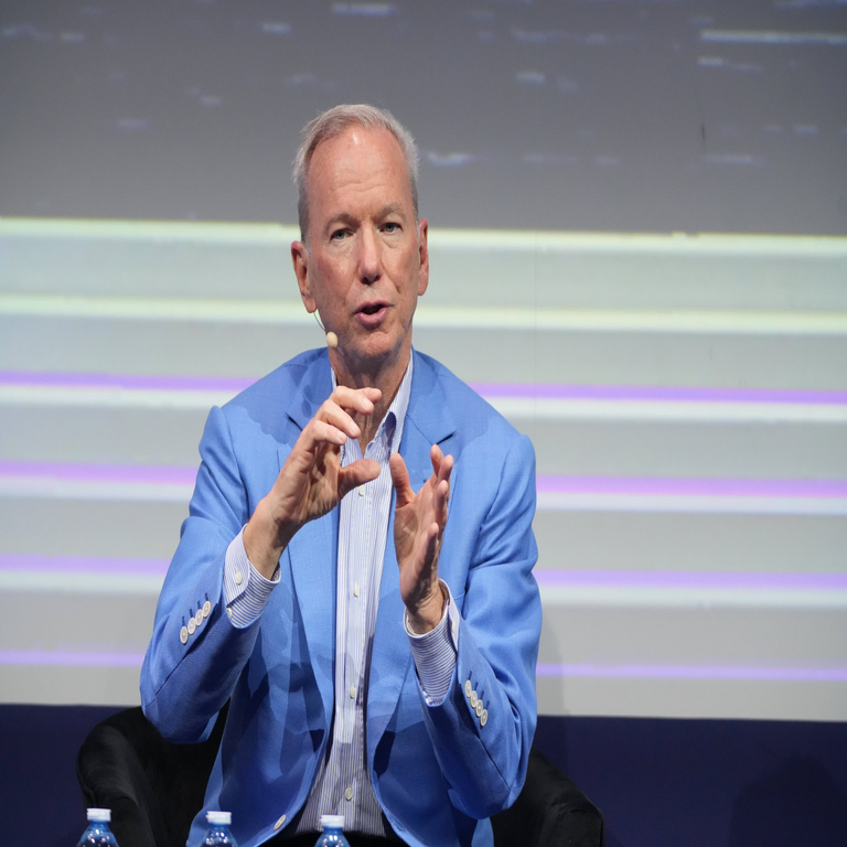 El exdirector ejecutivo de Google, Eric Schmidt, advierte que los modelos de inteligencia artificial son vulnerables a ataques cibernéticos, afirmando que pueden aprender a asesinar a una persona.