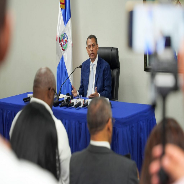 En la República Dominicana, Indotel alerta sobre la difusión de información falsa en las redes sociales.