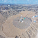 China alcanza un hito en energías renovables: inaugura la primera central térmica de doble torre a escala global en el desierto de Gobi.
