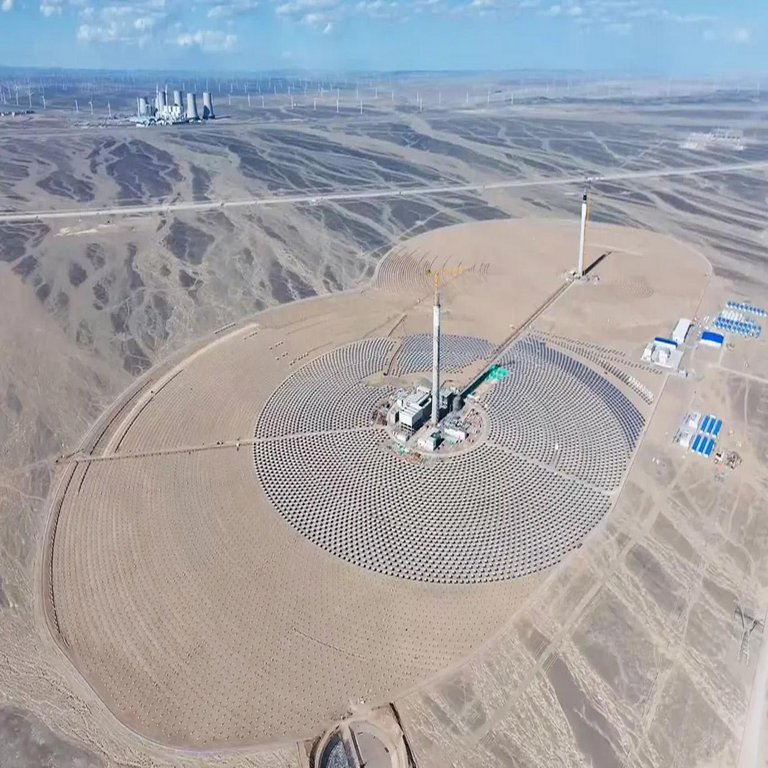 China alcanza un hito en energías renovables: inaugura la primera central térmica de doble torre a escala global en el desierto de Gobi.