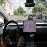 Tesla impulsa la aprobación en Europa para la conducción sin manos al volante. Sin embargo, en EE.UU. se investiga a 2,9 millones de vehículos por vulnerar las normativas de seguridad.