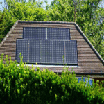 La estrategia eficiente para implementar energía solar en su apartamento sin incurrir en costos elevados.