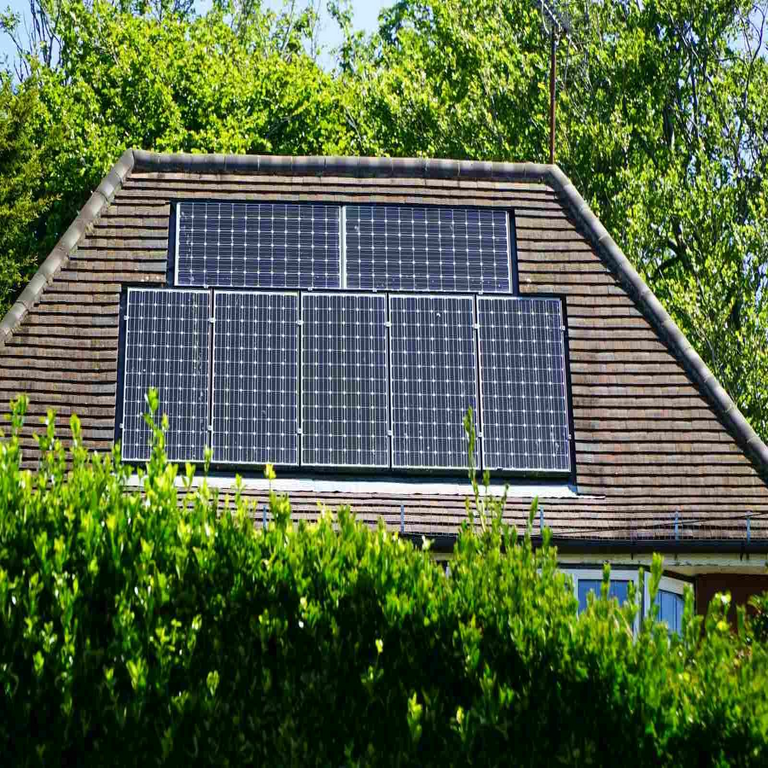 La estrategia eficiente para implementar energía solar en su apartamento sin incurrir en costos elevados.