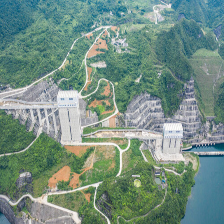 A simple vista, aparenta ser una presa convencional en China; en realidad, integra ascensores especializados que elevan embarcaciones a través del núcleo de una montaña.