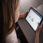 La Comisión Europea introduce nuevas iniciativas para fomentar un entorno digital seguro dirigido a los menores.