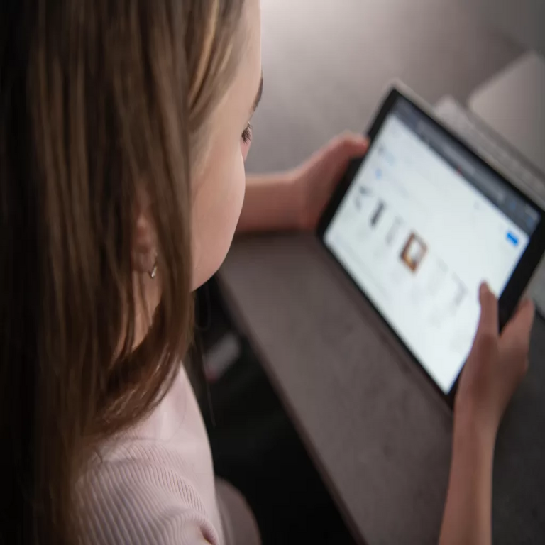 La Comisión Europea introduce nuevas iniciativas para fomentar un entorno digital seguro dirigido a los menores.