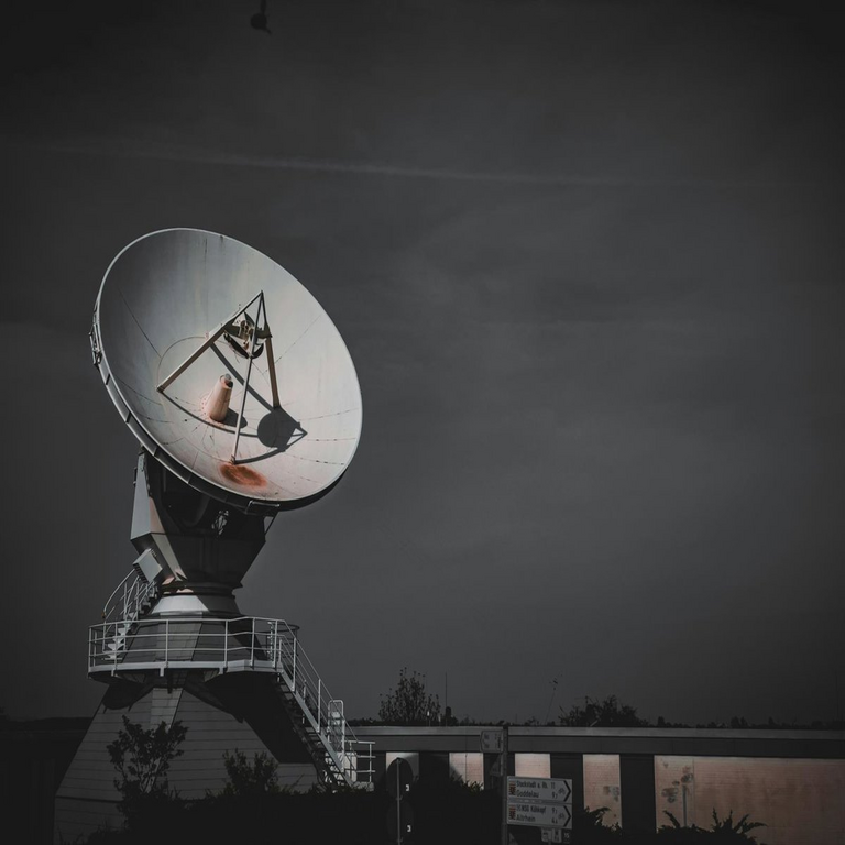 La ausencia de cifrado en las comunicaciones satelitales deja expuestas las llamadas y mensajes a cualquier individuo.