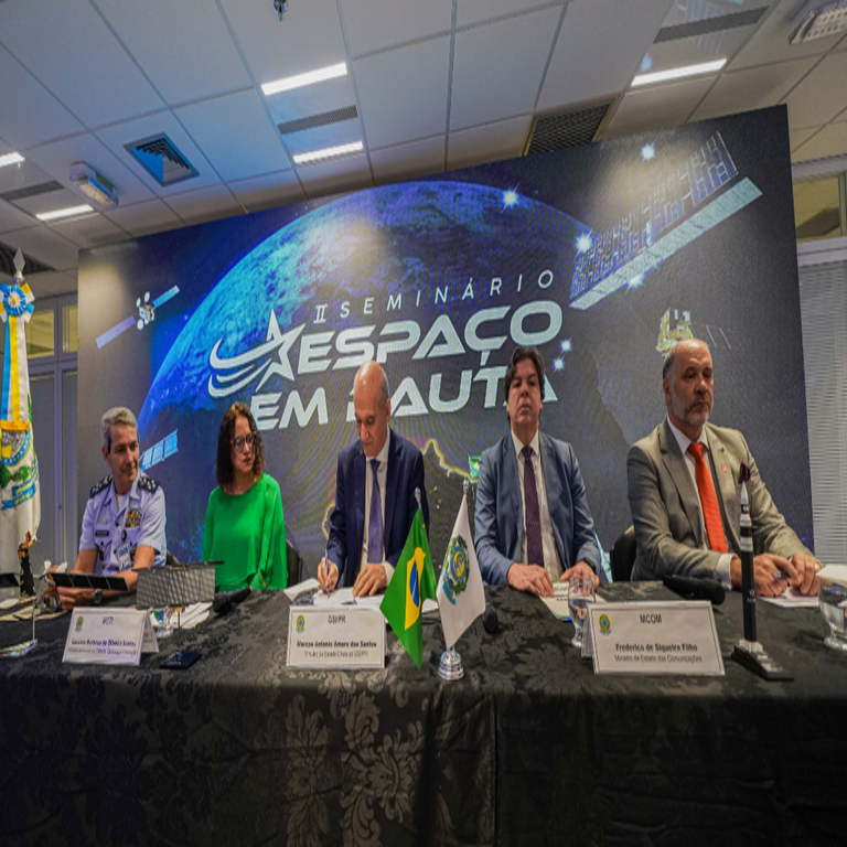 Frederico de Siqueira Filho resalta el empleo de satélites para interconectar más de 2 mil ciudades en seminario sobre el Programa Espacial Brasileño.