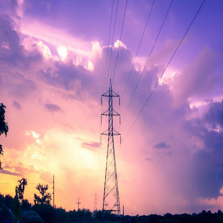 La OCU detalla las causas del alza en el precio de la electricidad tras el corte de suministro: ¿se avecinan más incrementos?