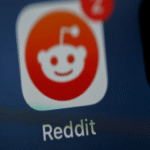 La inteligencia artificial de Reddit ha sugerido el uso de heroína como método para aliviar el dolor, lo cual resulta un suceso emblemático y predecible de la dinámica inherente a dicha plataforma.