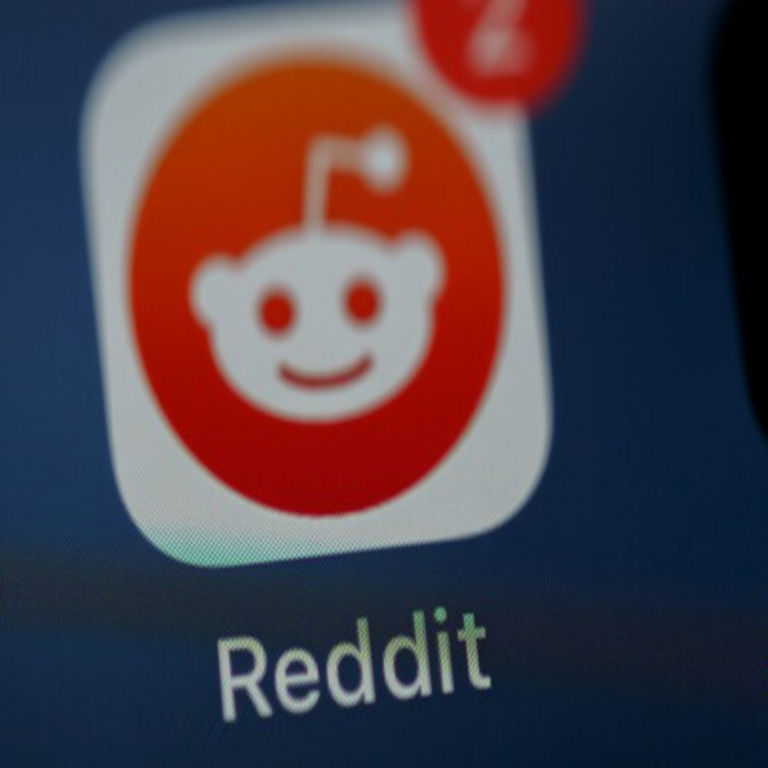 La inteligencia artificial de Reddit ha sugerido el uso de heroína como método para aliviar el dolor, lo cual resulta un suceso emblemático y predecible de la dinámica inherente a dicha plataforma.