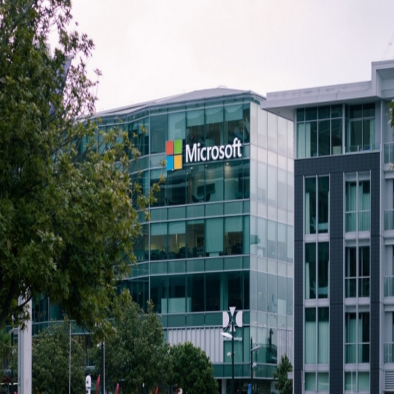 Microsoft incorpora su asistente de inteligencia artificial ‘Copilot’ en Windows 11, el cual permite interactuar mediante comandos de voz.