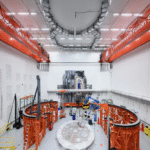 Colaboración entre DeepMind y CFS emplea inteligencia artificial para optimizar el control del plasma en el reactor de fusión SPARC.