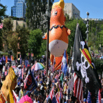 Veinte fotografías de la manifestación “No Kings” que ilustran el descontento generalizado frente al autoritarismo de Trump.