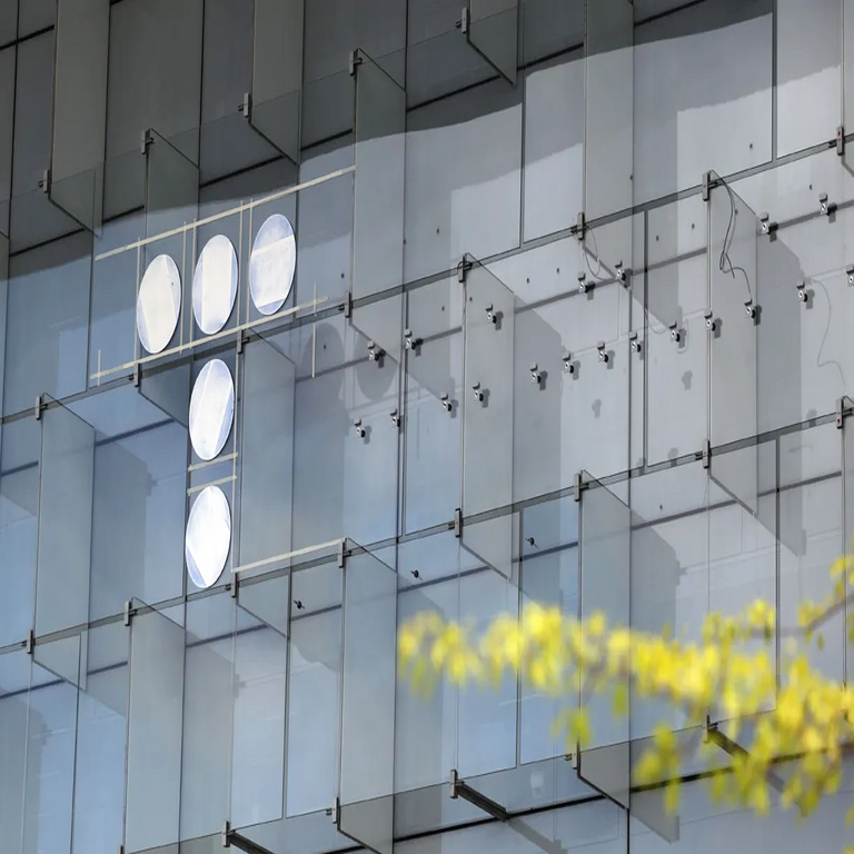 En España, Telefónica analiza la posible adquisición del operador alemán 1&1, cuyas acciones registran un fuerte repunte en la Bolsa.