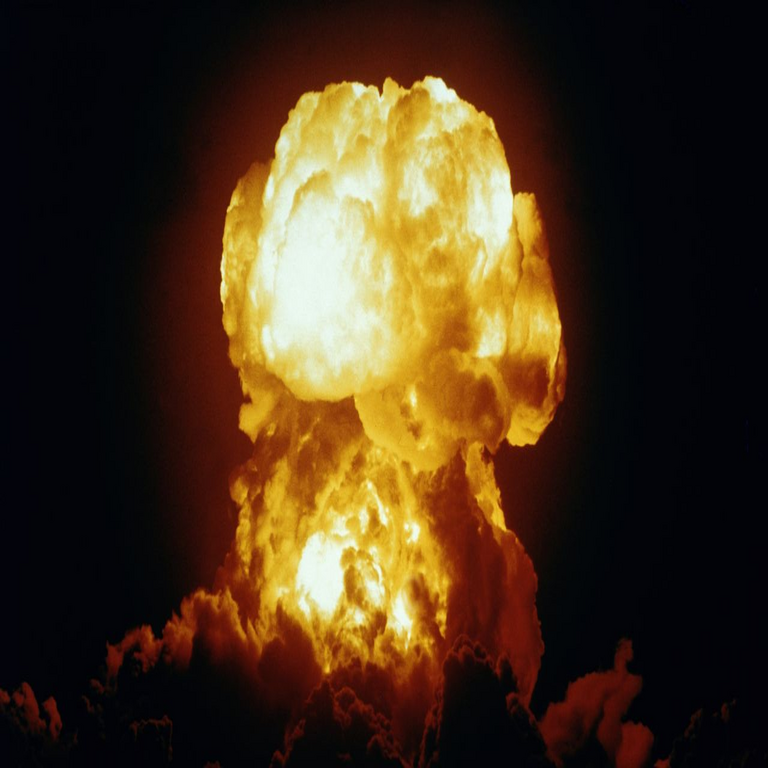 ¿Es posible que las inteligencias artificiales construyan bombas atómicas? Anthropic propone un plan para prevenirlo.