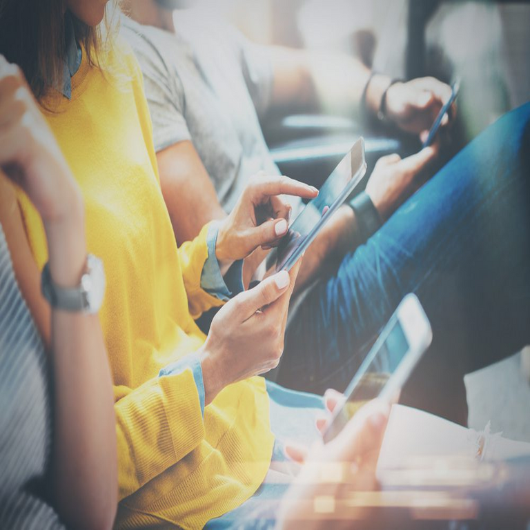 En España, los servicios de internet y telefonía móvil son los mejor valorados por los usuarios.