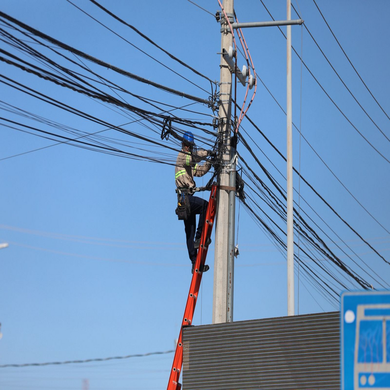 Ciudad Juárez y Canieti colaboran para regular el cableado aéreo.