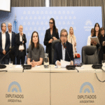 En Argentina, se aprueba dictamen favorable para una ley que elevará los costos de los servicios de tecnologías de la información y comunicaciones con el propósito de financiar el deporte.