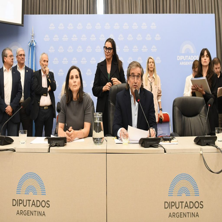 En Argentina, se aprueba dictamen favorable para una ley que elevará los costos de los servicios de tecnologías de la información y comunicaciones con el propósito de financiar el deporte.