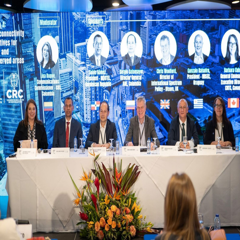 En la República Dominicana, el presidente del Indotel resalta los esfuerzos del Gobierno por reducir la brecha digital en un foro realizado en Colombia.