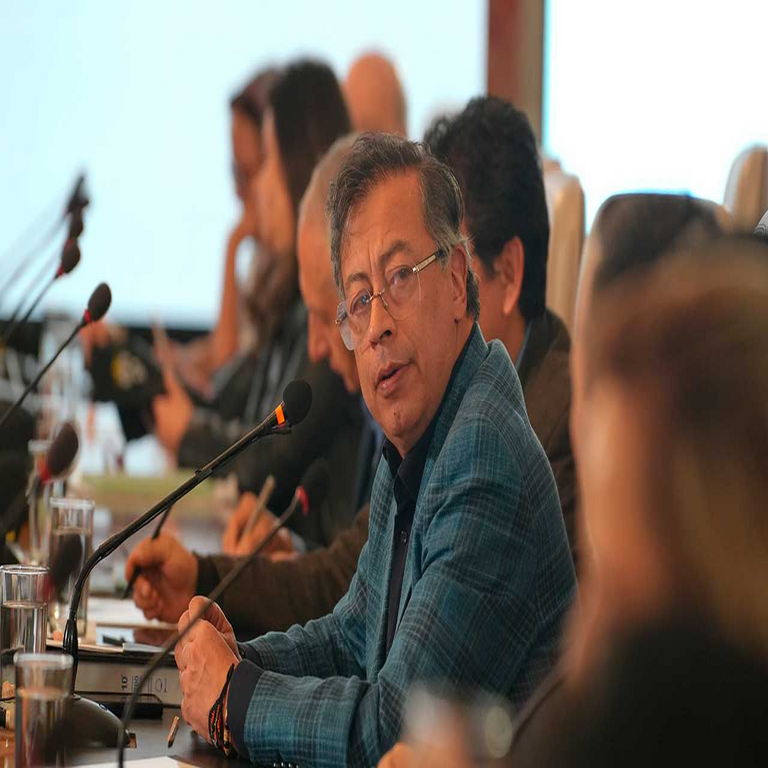 Petro designa comisionado de la CRC en el marco de una controversia por la regulación de las alocuciones presidenciales.