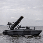 Ucrania dispone de un dispositivo armamentístico naval contra Rusia, reminiscentes de gadgets ficticios en las películas de James Bond, denominado Sea Baby, que se autodestruye una vez cumplida su misión.
