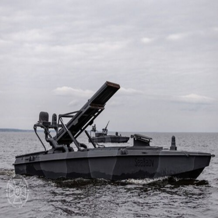 Ucrania dispone de un dispositivo armamentístico naval contra Rusia, reminiscentes de gadgets ficticios en las películas de James Bond, denominado Sea Baby, que se autodestruye una vez cumplida su misión.